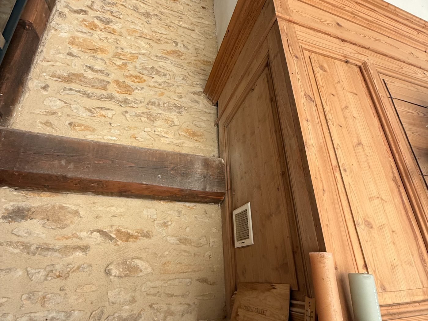 Boiseries et pierre apparente couvertes de poussière de découpe avant nettoyage