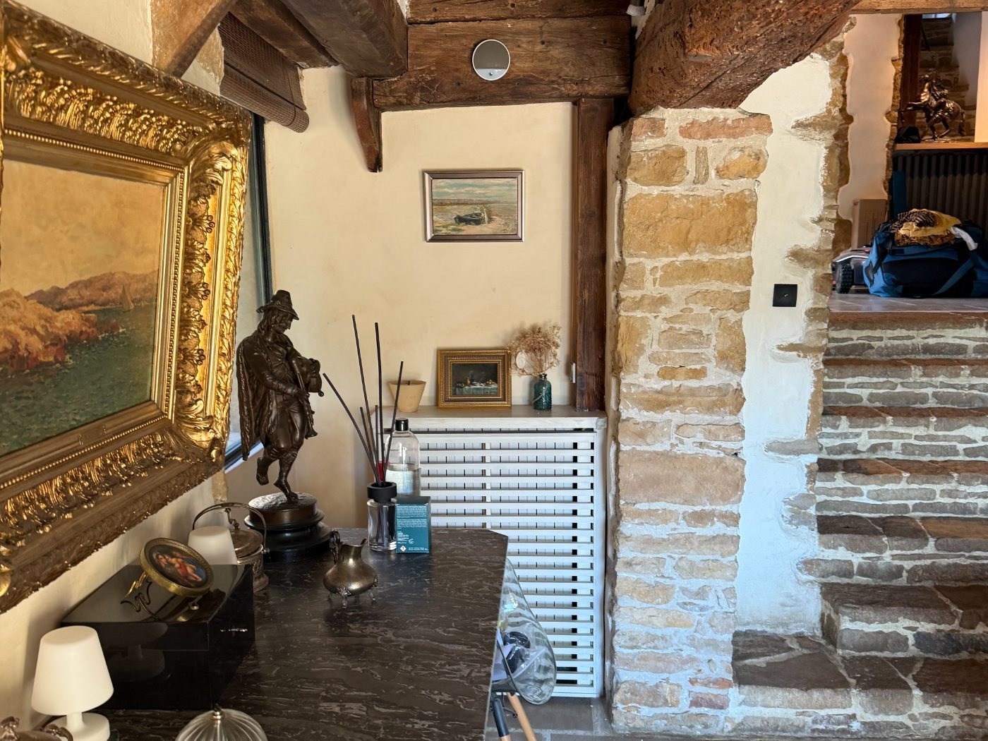 Dalles de pierre naturelle ternies par la poussière de chantier avant nettoyage