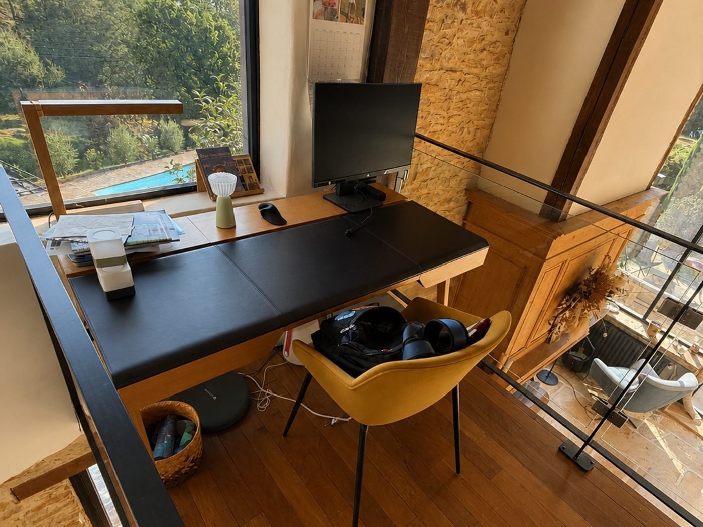 Même bureau en mezzanine après nettoyage complet du parquet et des vitrages