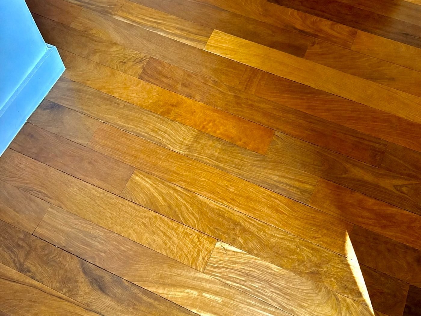 Même parquet après aspiration rainure par rainure et lavage très peu humide