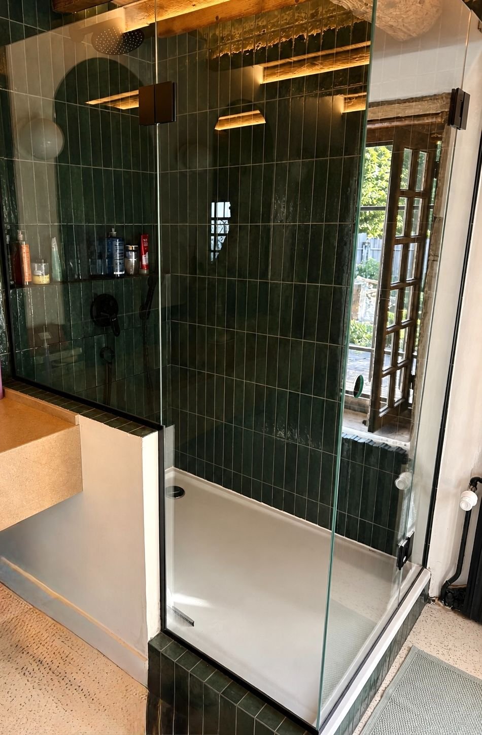 Même douche après nettoyage, paroi vitrée transparente et receveur blanc propre