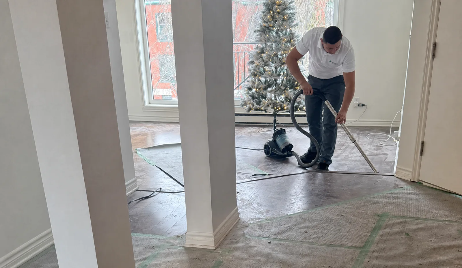 Intervenant Impeka nettoyant le sol d'un grand appartement en rénovation à Neuilly-sur-Seine