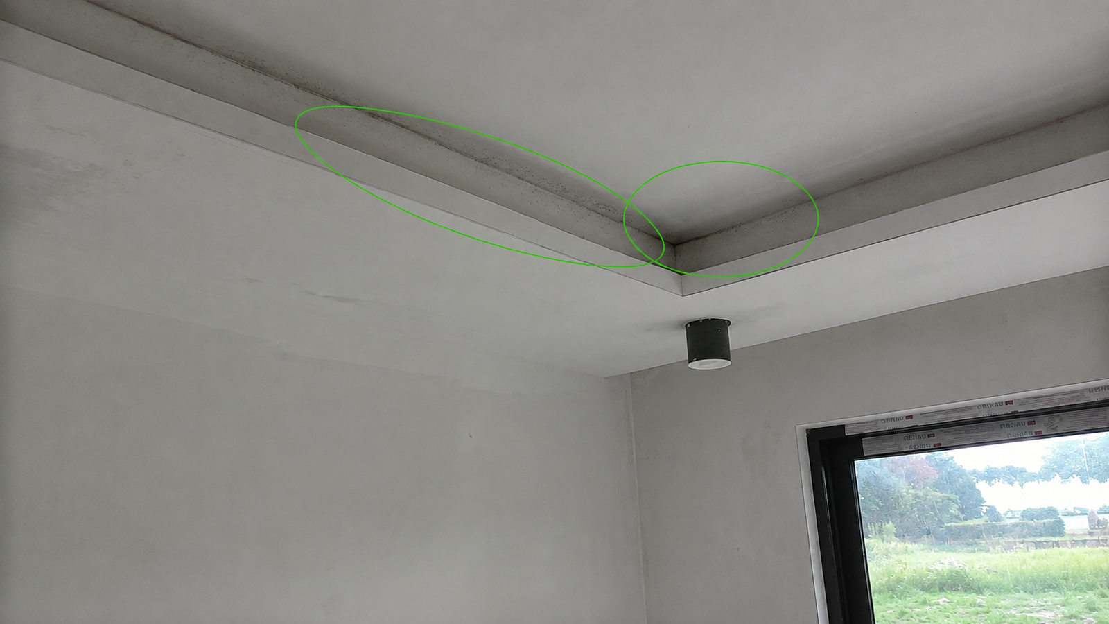 Points de contrôle IMPEKA en angle de plafond : traces d'humidité et poussière