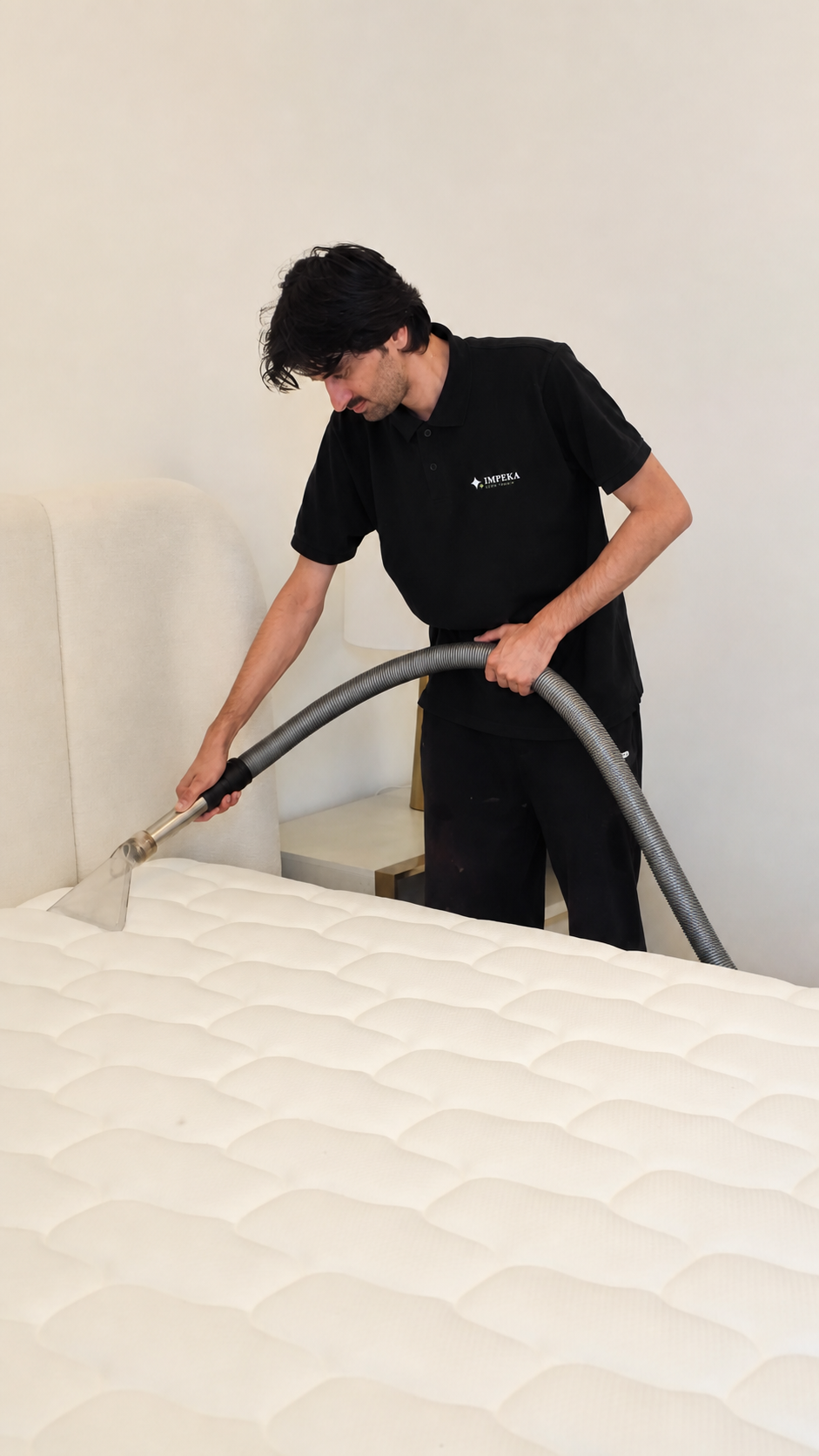 Agent Impeka en train de faire le nettoyage d'un matelas à domicile à Paris