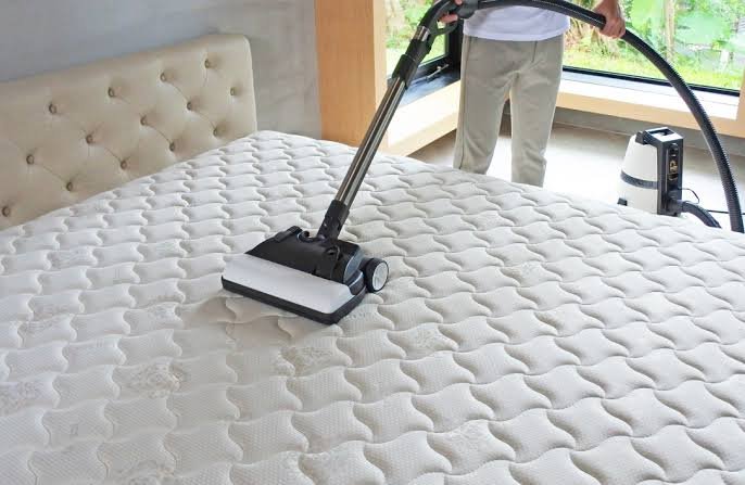 Nettoyage de matelas à la vapeur en Île-de-France par un agent Impeka