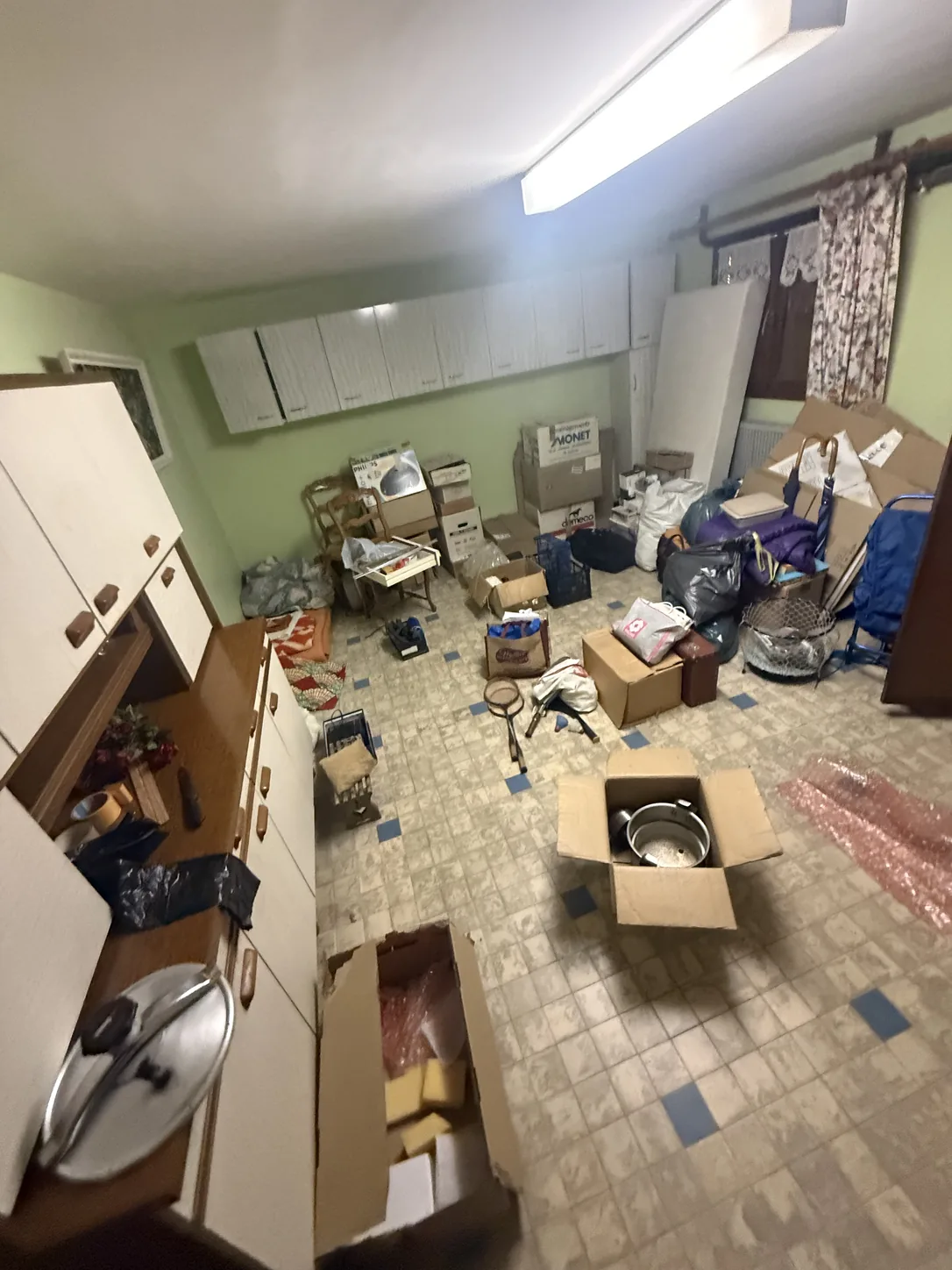 Pièce vidée après déménagement, sol sali et traces de meubles avant le ménage de fin de bail
