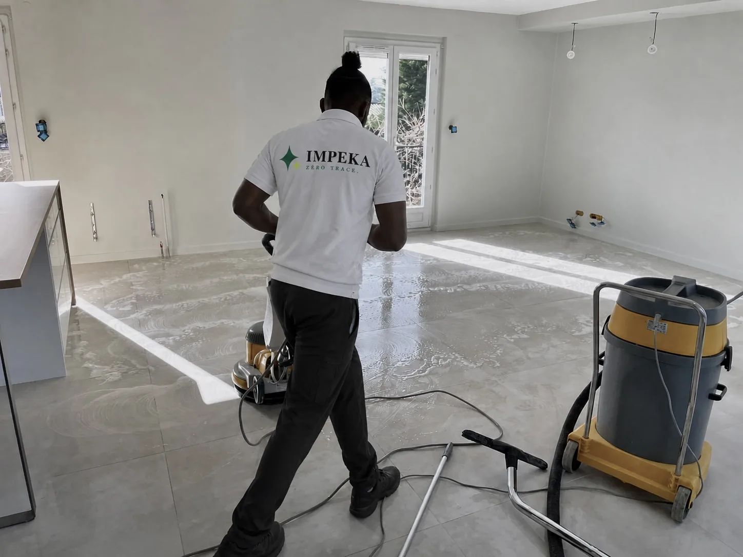Agent d'une société de nettoyage de fin de chantier au travail sur un chantier livré à Paris
