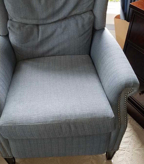 Fauteuil en tissu bleu après nettoyage à domicile en Île-de-France par Impeka