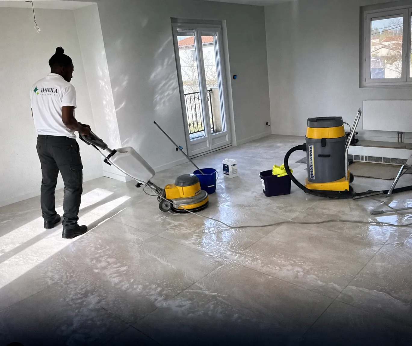 Décapage du carrelage à la monobrosse lors d'un nettoyage de fin de chantier