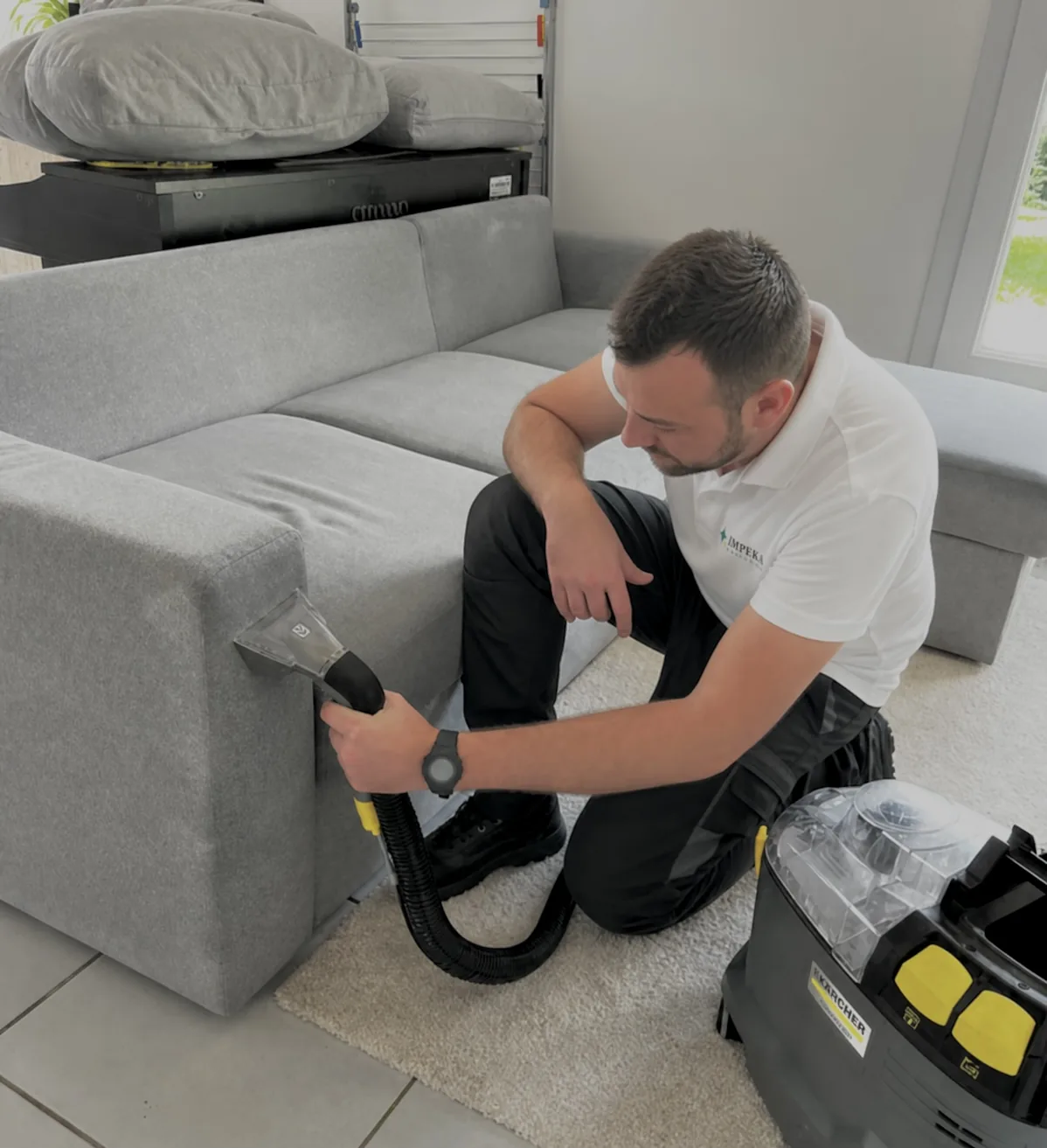 Nettoyage professionnel d'un canapé en tissu à domicile à Paris par injection-extraction